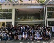Studenter som deltar i Academic Engagement Program poserar utanför University of California Davis