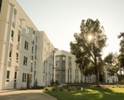 UC Davis klättrar Orchard Park exterior